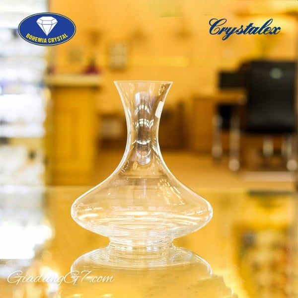 Bình thở rượu vang Crystalex 31B01 có dung tích 1200ml, với phần đáy dáng bầu tròn và miệng bình hẹp hơn, giúp tối đa diện tích tiếp xúc giữa rượu vang và không khí