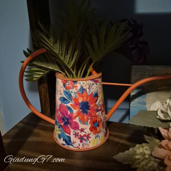 Bình tưới cây trong nhà The Pioneer Woman 1L&nbsp;Có thiết kế hoa rực rỡ