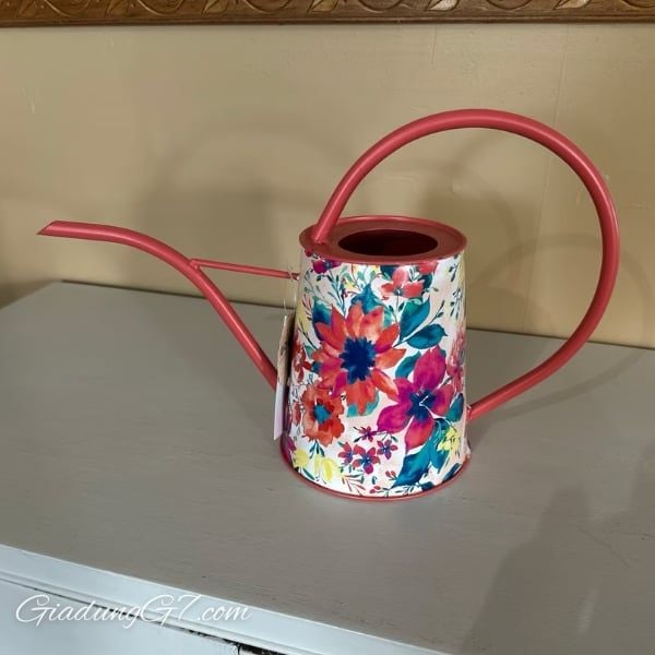 Bình tưới cây trong nhà The Pioneer Woman 1L&nbsp;Với họa tiết hoa rực rỡ và thiết kế cổ điển không bao giờ lỗi mốt