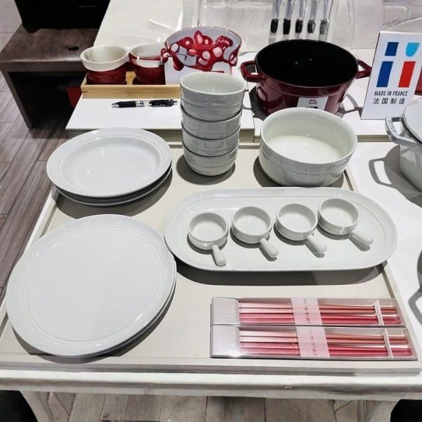 Bộ 18 món bát đĩa Staub