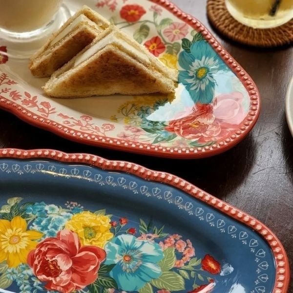 Bộ 2 đĩa oval The Pioneer Woman Fancy Flourish Narrow&nbsp;Được làm từ chất liệu gốm bền chắc, đảm bảo sử dụng lâu dài.