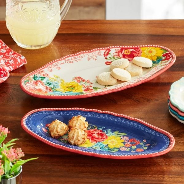Bộ 2 đĩa oval The Pioneer Woman Fancy Flourish Narrow&nbsp;mang đến vẻ đẹp đồng quê quyến rũ cùng những món ăn nhà làm yêu thích của bạn