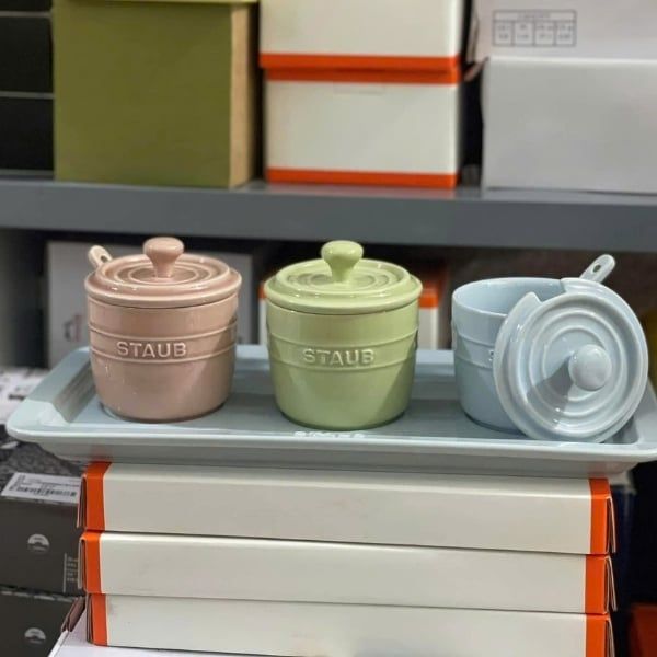 Bộ 3 hũ sứ macaron Staub có nắp 200ml kèm khay thìa Nghệ thuật lưu trữ STAUB, giúp việc lưu trữ trở nên thanh lịch