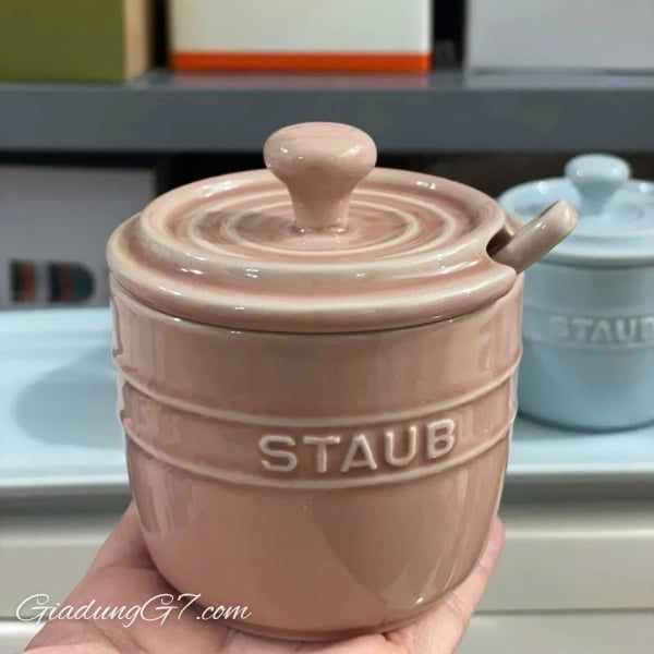 Bộ 3 hũ sứ macaron Staub có nắp 200ml kèm khay thìa Nghệ thuật lưu trữ STAUB, giúp việc lưu trữ trở nên thanh lịch