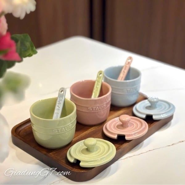 Bộ 3 hũ sứ macaron Staub có nắp 200ml kèm khay thìa Nghệ thuật lưu trữ STAUB, giúp việc lưu trữ trở nên thanh lịch