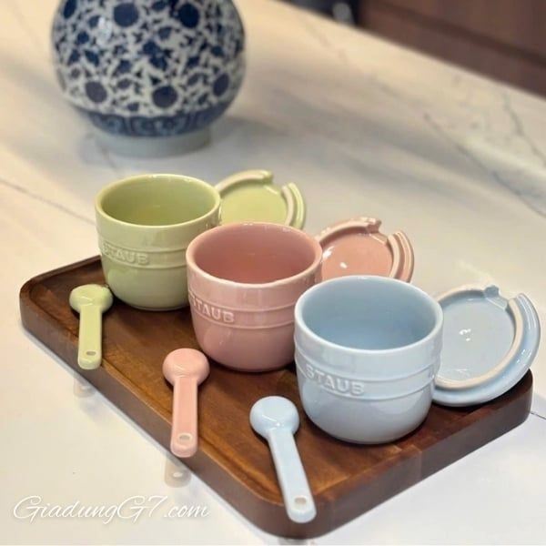 Bộ 3 hũ sứ macaron Staub có nắp 200ml kèm khay thìa Nghệ thuật lưu trữ STAUB, giúp việc lưu trữ trở nên thanh lịch