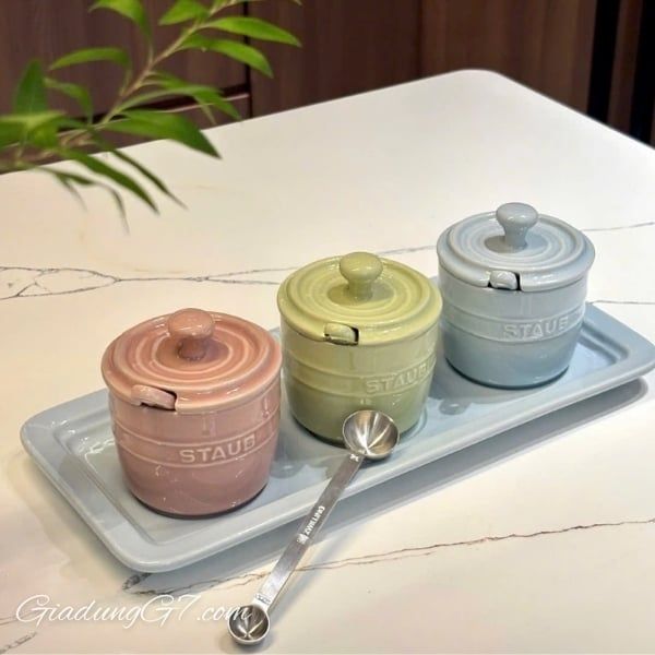 Bộ 3 hũ sứ Staub có nắp 200ml kèm khay thìa&nbsp;là sự kết hợp hoàn hảo giữa tính thẩm mỹ nhẹ nhàng và công năng tiện lợi trong căn bếp hiện đại.