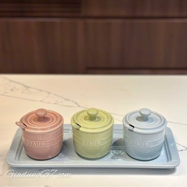 Bộ 3 hũ sứ macaron Staub có nắp 200ml kèm khay thìa Nghệ thuật lưu trữ STAUB, giúp việc lưu trữ trở nên thanh lịch