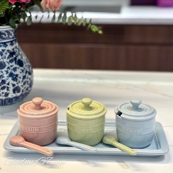 Bộ 3 hũ sứ macaron Staub có nắp 200ml kèm khay thìa Nghệ thuật lưu trữ STAUB, giúp việc lưu trữ trở nên thanh lịch