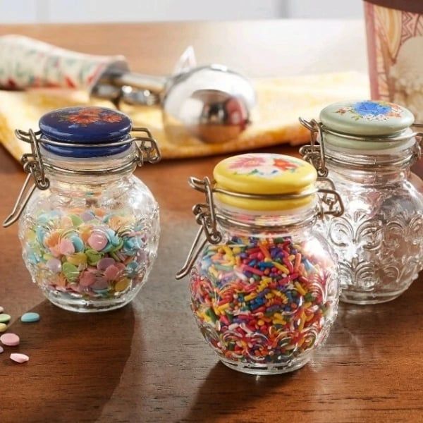 Bộ 3 lọ đựng gia vị nắp gốm The Pioneer Woman Floral Medley 127ml đựng tất cả các loại gia vị yêu thích của bạn.