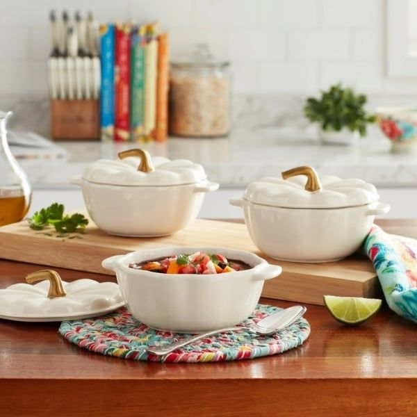 hãy giới thiệu những công thức nấu ăn ấm cúng của bạn trong bộ nồi nhỏ hình quả bí ngô bằng gốm sứ và vải lanh&nbsp;của Bộ 3 nồi bí ngô Cocotte mini The Pioneer Woman.