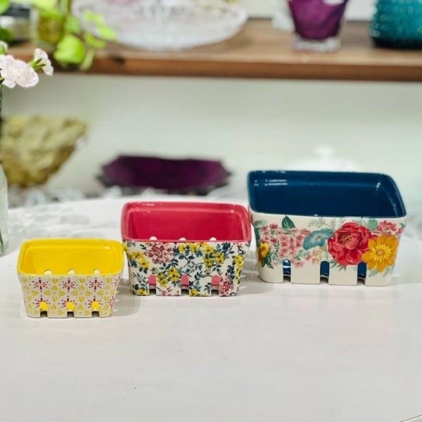 Bộ 3 rổ sứ The Pioneer Woman Fancy Flourish họa tiết hoa Mang vẻ đẹp của trang trại Ree đến ngôi nhà của bạn