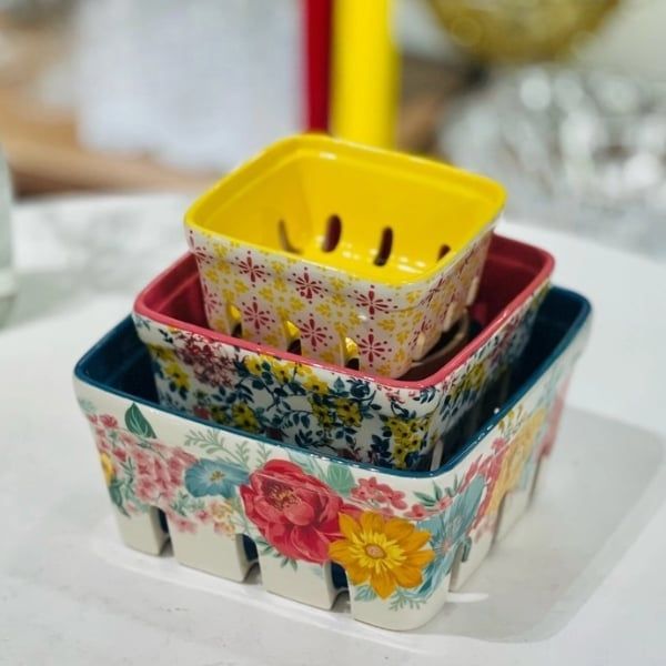 Bộ 3 giỏ đựng trái cây bằng gốm sứ Fancy Flourish của The Pioneer Woman kết hợp tính năng tiện dụng với thiết kế mộc mạc quyến rũ.
