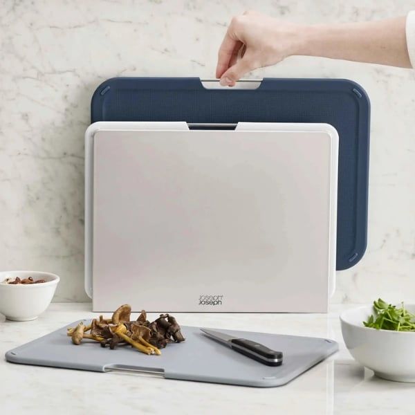 Bộ 3 thớt Joseph Joseph Nest Boards Regular 60146 - Bộ thớt 3 món kiểu dáng đẹp này đi kèm với giá đỡ riêng giúp giữ các thớt cách xa nhau để nhanh khô.
