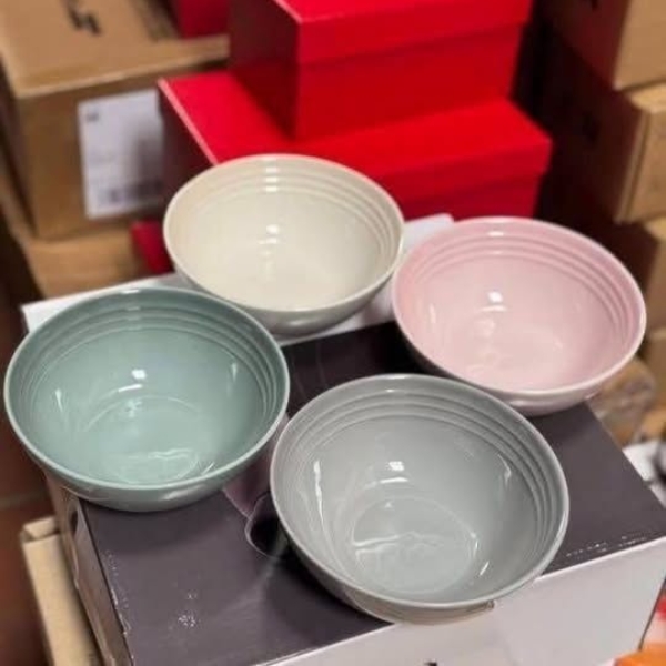 Những chiếc bát Le Creuset đựng ngũ cốc bằng gốm sứ này hoàn hảo để đựng đủ loại món ăn. Kết hợp giữa kiểu dáng và công năng, mỗi chiếc bát đều có thiết kế ba vòng tròn đặc trưng của chúng tôi trên vành.