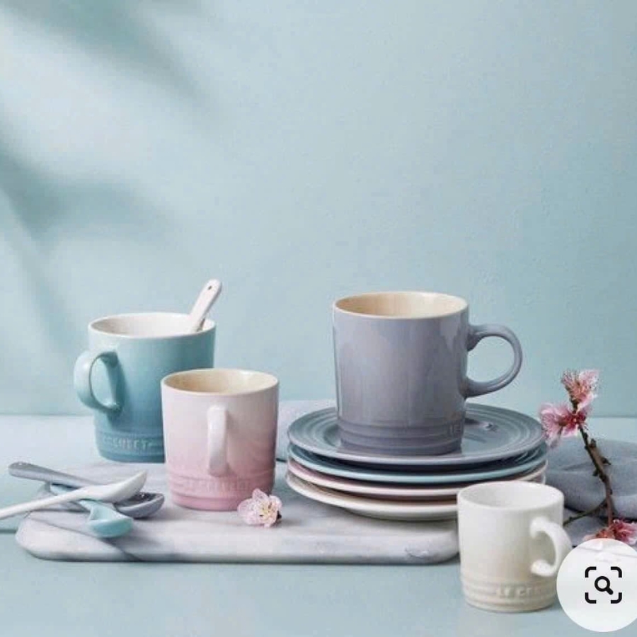 Mỗi cốc Le creuset có dung tích 200ml và được làm từ gốm sứ giữ nhiệt giúp giữ cà phê ấm lâu hơn.