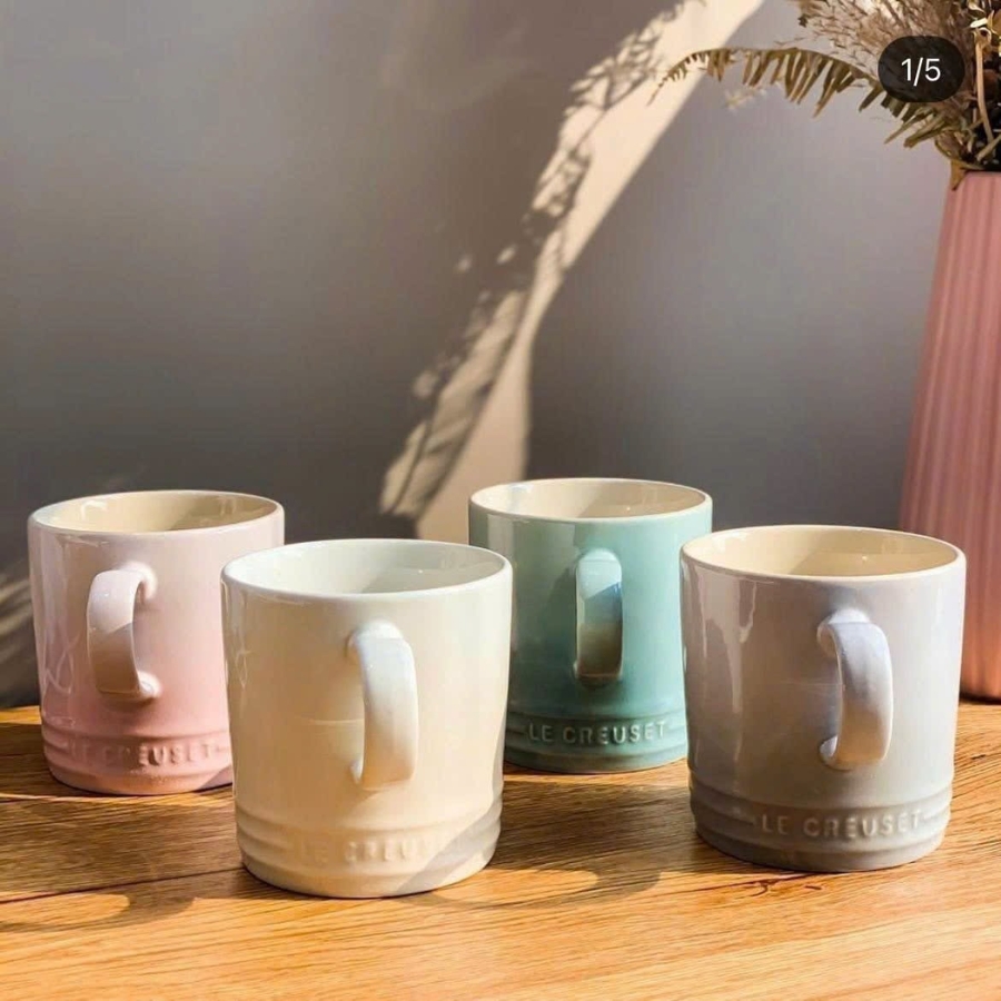 Mỗi cốc Le creuset có dung tích 200ml và được làm từ gốm sứ giữ nhiệt giúp giữ cà phê ấm lâu hơn.