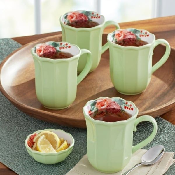 Thêm chút nét duyên dáng đồng quê vào ly cà phê buổi sáng của bạn với Bộ 4 cốc The Pioneer Woman Painted Meadow 470ml.