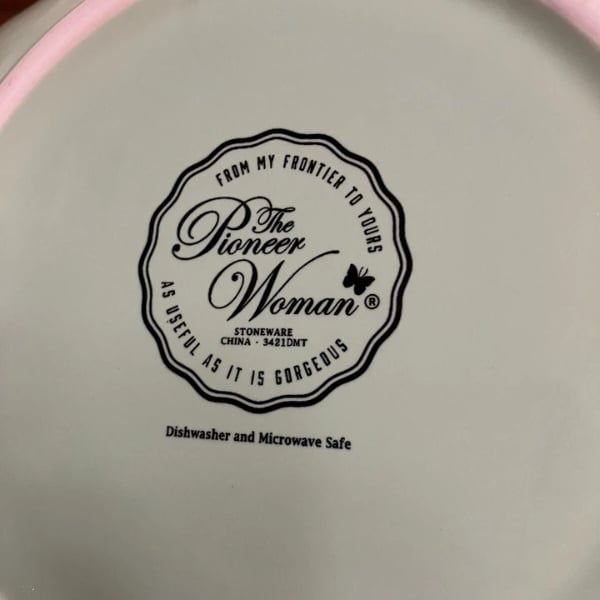 Bộ 4 đĩa sâu lòng The Pioneer Woman Painted Meadow 19cm Thiết kế sống động : Bộ sản phẩm lấy cảm hứng từ phong cách cổ điển với họa tiết hoa lá rực rỡ bên trong.