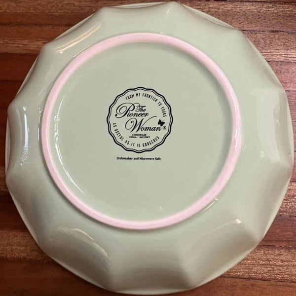 Bộ 4 đĩa sâu lòng The Pioneer Woman Painted Meadow 19cm Thiết kế sống động : Bộ sản phẩm lấy cảm hứng từ phong cách cổ điển với họa tiết hoa lá rực rỡ bên trong.