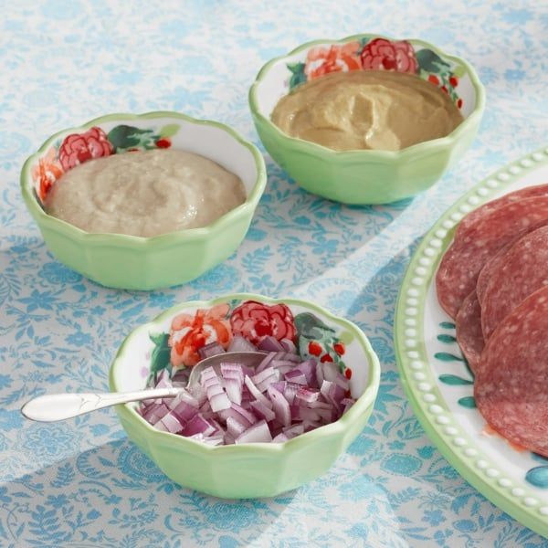 Bộ 4 đĩa The Pioneer Woman Painted Meadow - Bộ đựng gia vị bằng gốm sứ này là một cách tuyệt vời để phục vụ các loại gia vị và đồ ăn kèm yêu thích của bạn