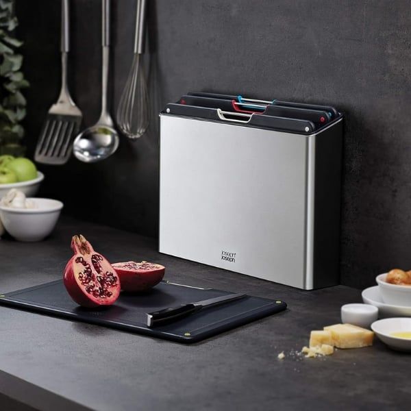 Bộ 4 thớt Joseph Joseph 60170 Folio steel màu inox - Bộ thớt thép Folio™ của chúng tôi là giải pháp hoàn hảo để giữ cho tất cả các thớt của bạn được sắp xếp gọn gàng