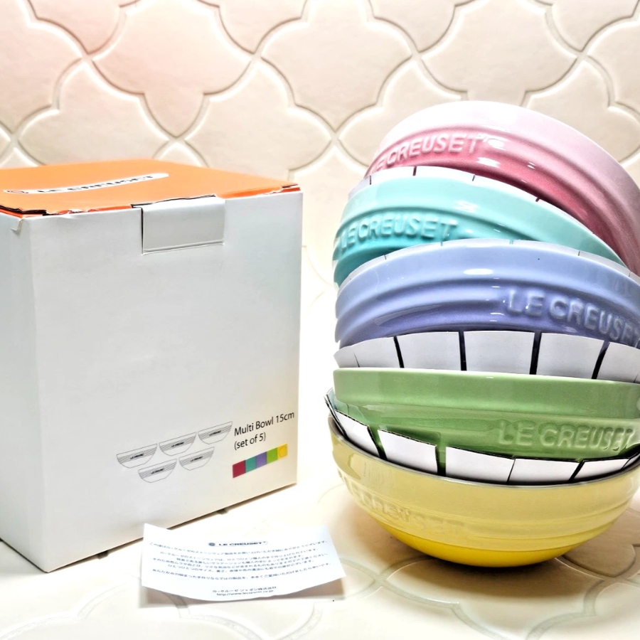 Hãy làm bừng sáng bàn ăn của bạn với Bộ 5 bát Le Creuset pastel 15cm 580ml tuyệt đẹp với màu sắc cầu vồng pastel quyến rũ.