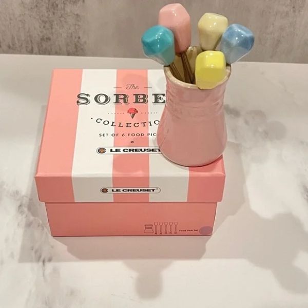 Bộ 5 dĩa hoa quả kèm hũ đựng Le Creuset Đặc điểm vật liệu: bền và chắc chắn