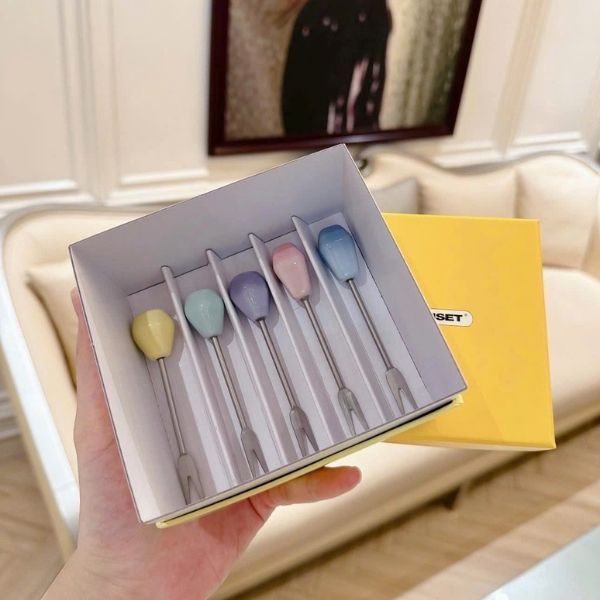 Bộ 5 dĩa hoa quả kèm hũ đựng Le Creuset&nbsp; Các lựa chọn cho món khai vị, trái cây và món tráng miệng.