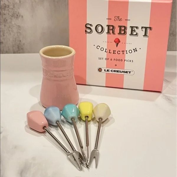 Bộ 5 dĩa hoa quả kèm hũ đựng Le Creuset&nbsp;dùng cho món khai vị, trái cây và món tráng miệng.