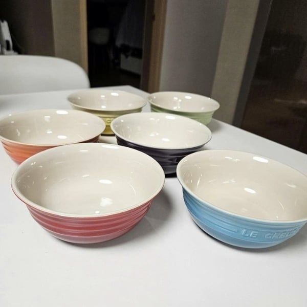 Bộ 6 bát cầu vồng Le Creuset 15cm ăn cơm với Lớp phủ bảo vệ cao cấp chống bong tróc và phai màu.