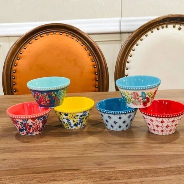 Bộ 6 bát cơm Ramekin The Pioneer Woman 11.5cm Được làm từ chất liệu gốm cao cấp, đảm bảo độ bền lâu dài và màu sắc tươi tắn.