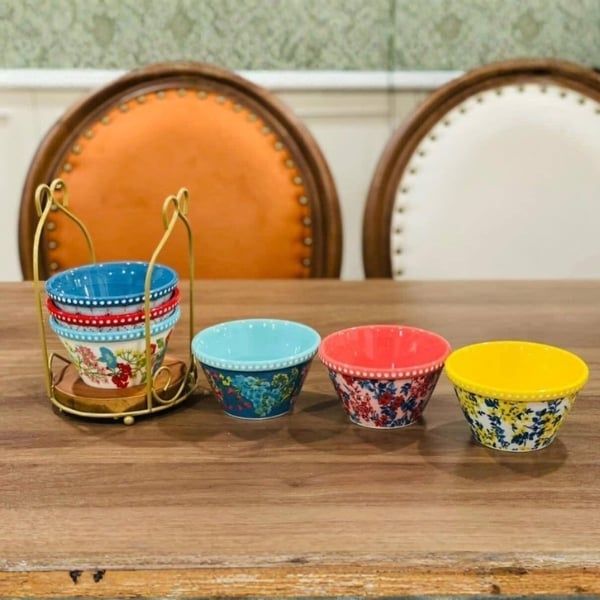 Bộ 6 bát cơm Ramekin The Pioneer Woman 11.5cm với Giá đỡ giúp bạn dễ dàng cất giữ hoặc mang những chiếc bát nhỏ này đi khắp bếp.