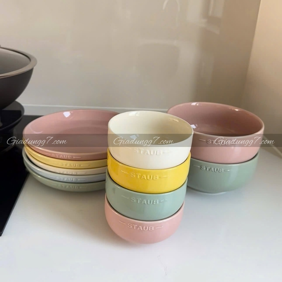 Bộ 6 bát Staub - 2 bát tô 18cm 1300ml + 4 bát cơm 12cm 400ml&nbsp;là lựa chọn lý tưởng cho những gia đình yêu thích sự tinh tế, bền bỉ và an toàn.