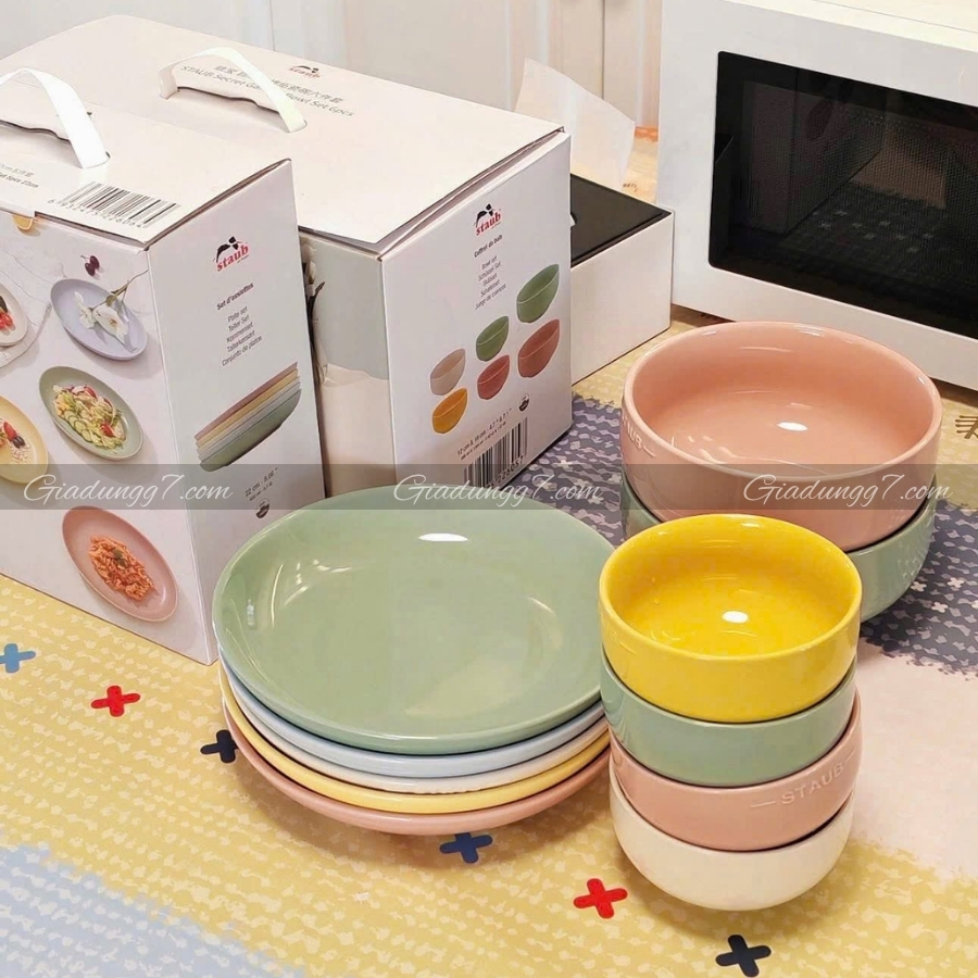 Bộ 6 bát Staub - 2 bát tô 18cm 1300ml + 4 bát cơm 12cm 400ml&nbsp;là lựa chọn lý tưởng cho những gia đình yêu thích sự tinh tế, bền bỉ và an toàn.