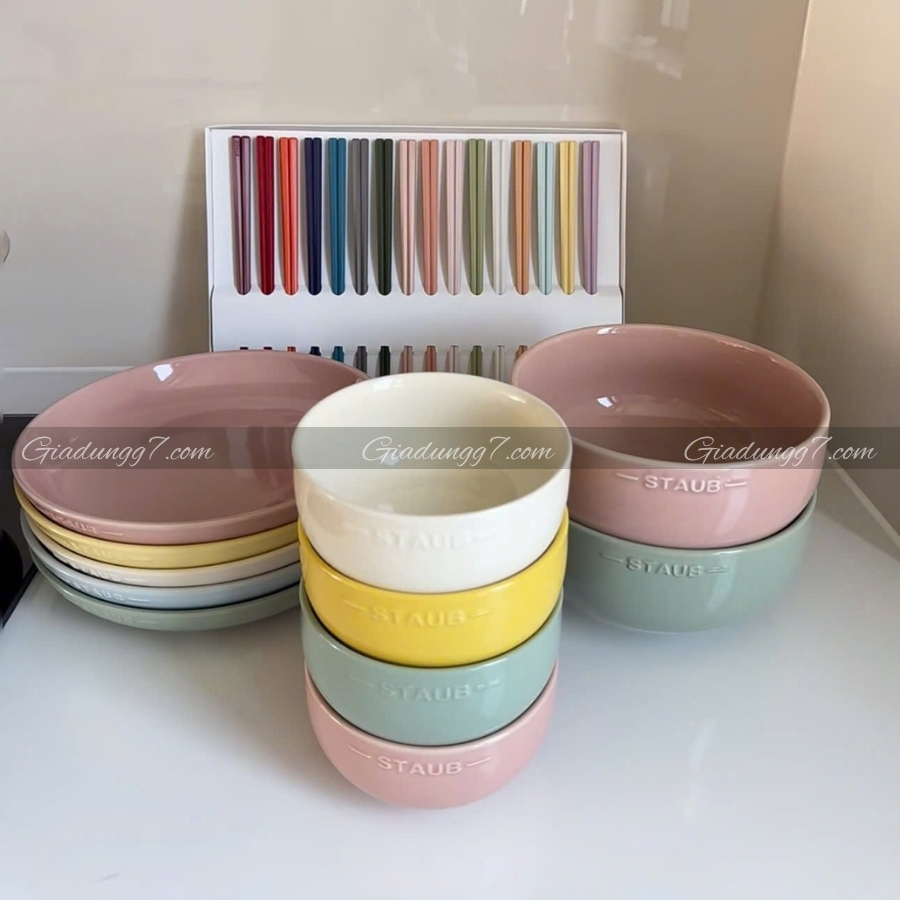 Bộ 6 bát Staub - 2 bát tô 18cm 1300ml + 4 bát cơm 12cm 400ml&nbsp;là lựa chọn lý tưởng cho những gia đình yêu thích sự tinh tế, bền bỉ và an toàn.