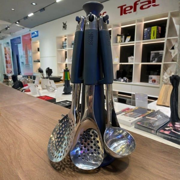 Bộ sản phẩm bao gồm: muỗng có rãnh, muỗng lật có rãnh, dụng cụ gắp mì spaghetti, muỗng đặc, muỗng múc canh, muỗng vớt bọt và giá xoay.