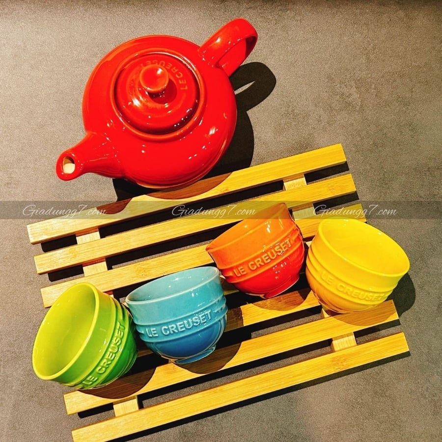 Bộ ấm chén cầu vồng Le Creuset 5 món&nbsp;gồm ấm trà, tách trà, chịu nhiệt và chịu lạnh