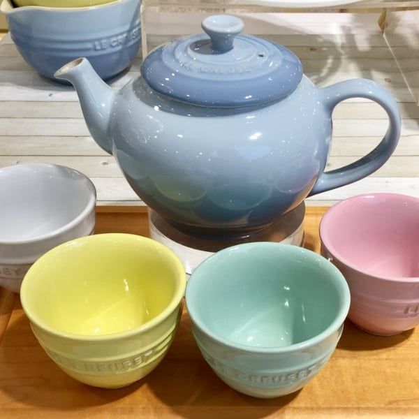 Bộ ấm chén cầu vồng Le Creuset 5 món&nbsp;gồm ấm trà, tách trà, chịu nhiệt và chịu lạnh