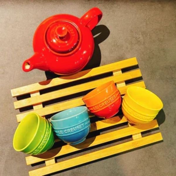 Bộ ấm chén cầu vồng Le Creuset 5 món&nbsp;gồm ấm trà, tách trà, chịu nhiệt và chịu lạnh, an toàn khi sử dụng