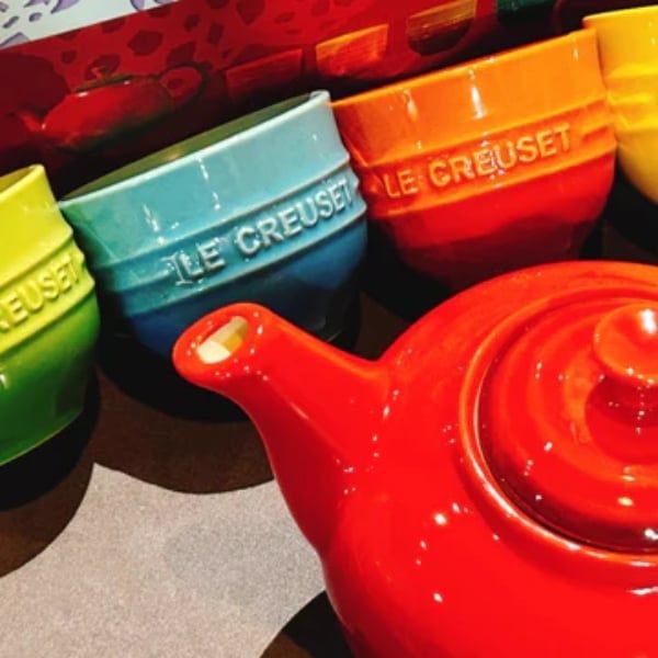Bộ ấm chén cầu vồng Le Creuset 5 món&nbsp;được nung ở nhiệt độ cao và có tỷ lệ lỗ rỗng rất thấp khiến nó không thấm nước và có khả năng chống trầy xước cao.