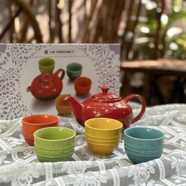 Bộ ấm chén cầu vồng Le Creuset 5 món&nbsp;được nung ở nhiệt độ cao và có tỷ lệ lỗ rỗng rất thấp khiến nó không thấm nước và có khả năng chống trầy xước cao.