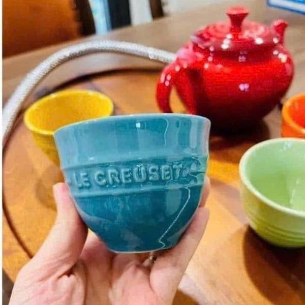 Bộ ấm chén cầu vồng Le Creuset 5 món&nbsp;được nung ở nhiệt độ cao và có tỷ lệ lỗ rỗng rất thấp khiến nó không thấm nước và có khả năng chống trầy xước cao.