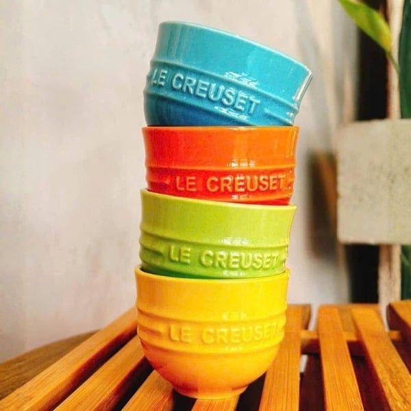 Bộ ấm chén cầu vồng Le Creuset 5 món&nbsp;được nung ở nhiệt độ cao và có tỷ lệ lỗ rỗng rất thấp khiến nó không thấm nước và có khả năng chống trầy xước cao.