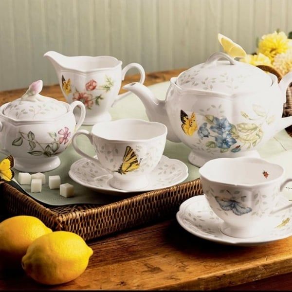 Bộ ấm trà Lenox Butterfly Meadow 9 món  Những chú bướm, bọ rùa và ong nghệ bay lượn quanh những bông hoa rực rỡ
