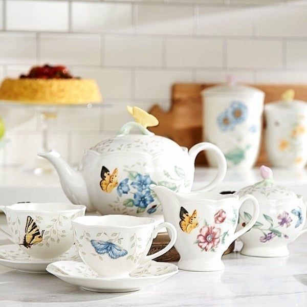 Bộ ấm trà Lenox Butterfly Meadow 9 món  Những chú bướm, bọ rùa và ong nghệ bay lượn quanh những bông hoa rực rỡ