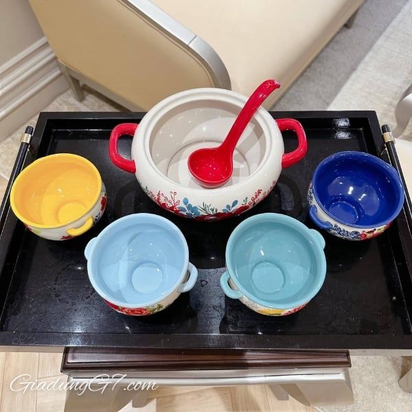 Bộ âu bát soup kèm muôi The Pioneer Woman chất liệu gốm sứ, bạn có thể dễ dàng múc một phần súp cho bữa trưa