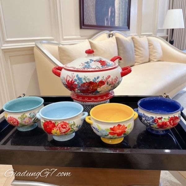 Bộ âu bát soup kèm muôi The Pioneer Woman chất liệu gốm sứ, bạn có thể dễ dàng múc một phần súp cho bữa trưa