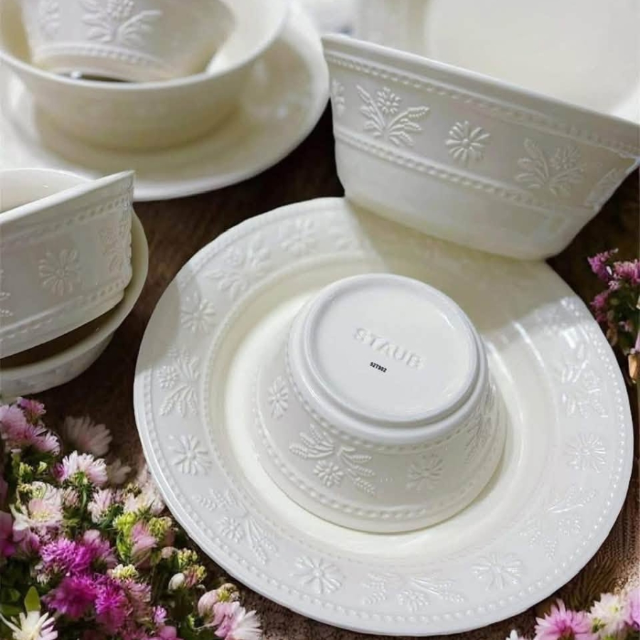 Bộ bát đĩa Staub Margaret 10 món họa tiết hoa Daisy dập nổi&nbsp;&nbsp;(màu trắng yến mạch)&nbsp;Chất liệu gốm sứ STAUB cao cấp an toàn