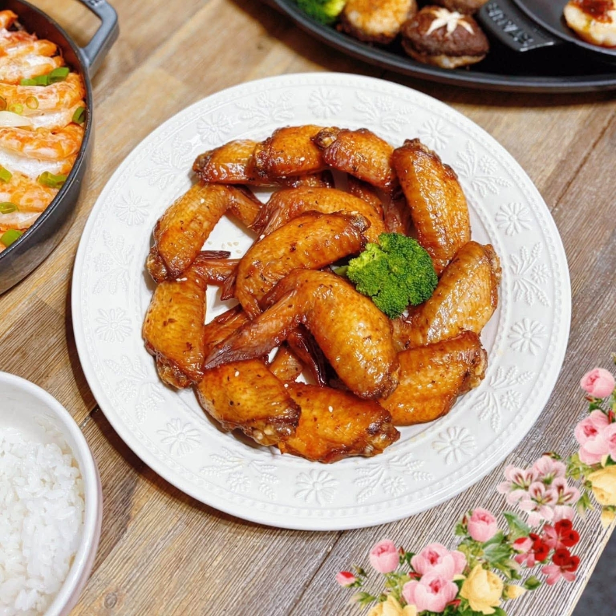 Bộ bát đĩa Staub Margaret 10 món họa tiết hoa Daisy dập nổi&nbsp;&nbsp;(màu trắng yến mạch)&nbsp;Chất liệu gốm sứ STAUB cao cấp an toàn